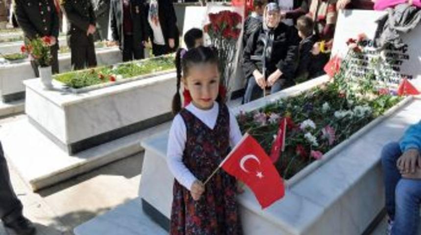 &Ccedil;anakkale Zaferi'nin yıld&ouml;n&uuml;m&uuml;nde şehitler anıldı