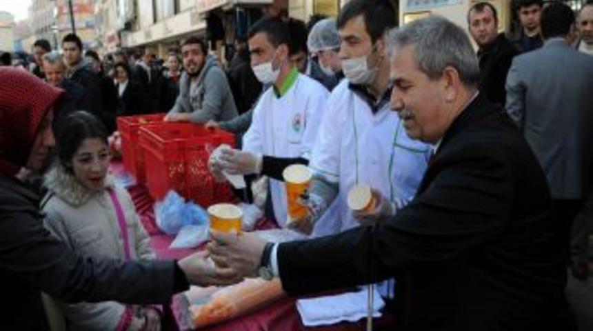 &Ccedil;anakkale Zaferi yıl d&ouml;n&uuml;m&uuml;nde yağlı buğday &ccedil;orbası dağıtıldı