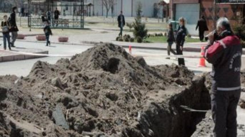 Su şebekesi i&ccedil;in yapılan kazı kemikler &ccedil;ıkınca durduruldu