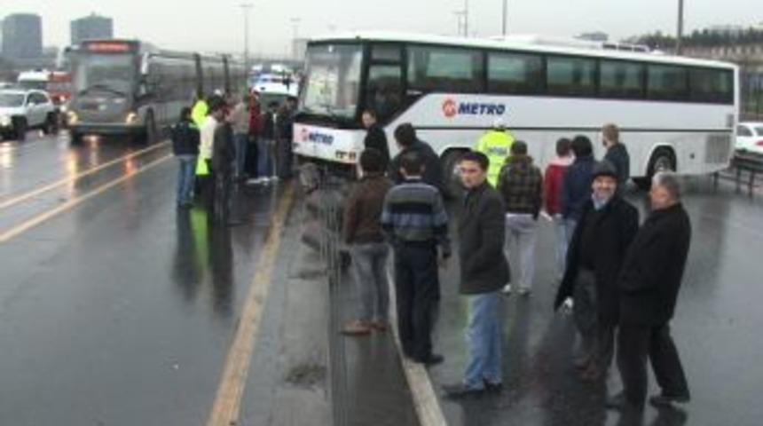 Metrob&uuml;s yoluna giren otob&uuml;s, trafiği fel&ccedil; etti