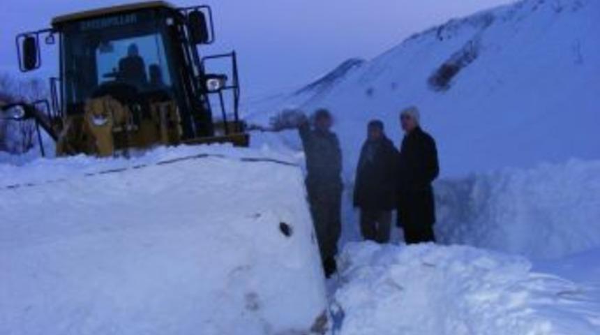 Varto&rsquo;da iki g&uuml;nd&uuml;r s&uuml;ren fırtına hayatı felce uğrattı