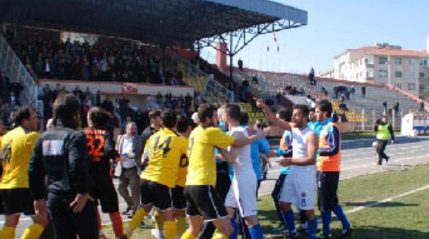 Futbolcular birbirine girdi