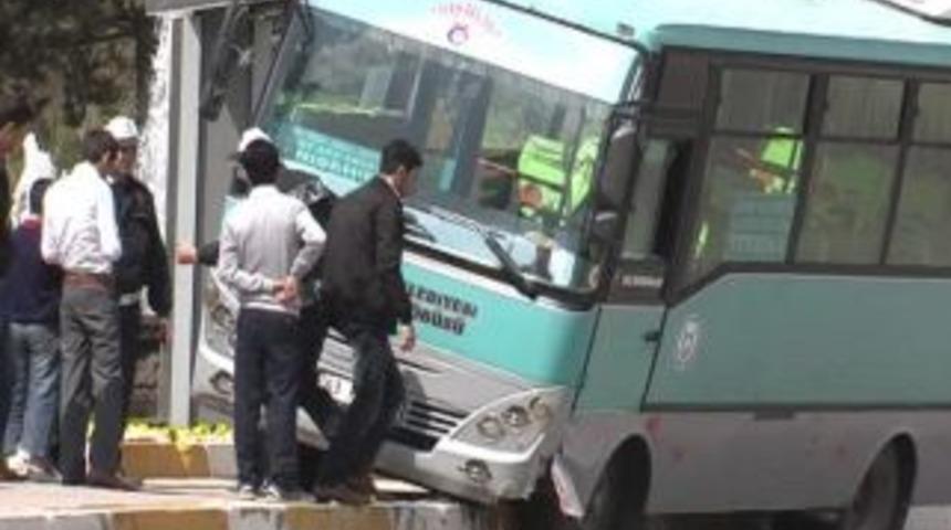 Halk otob&uuml;s&uuml; kaldırıma &ccedil;ıktı