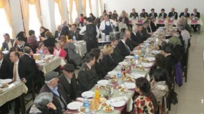 Vali &Ouml;z, şehit yakınları ve gazilere yemek verdi