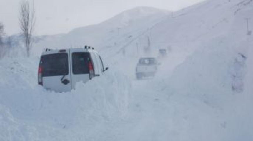 Kar nedeniyle yolda mahsur kalan 80 kişi 8 saat sonra kurtarıldı