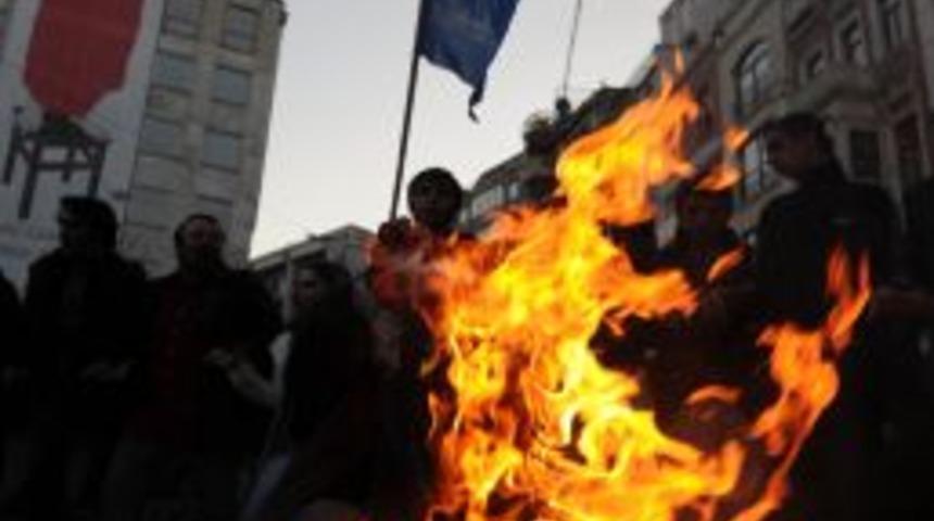 İstiklal Caddesi'nde nevruz ateşi yaktılar