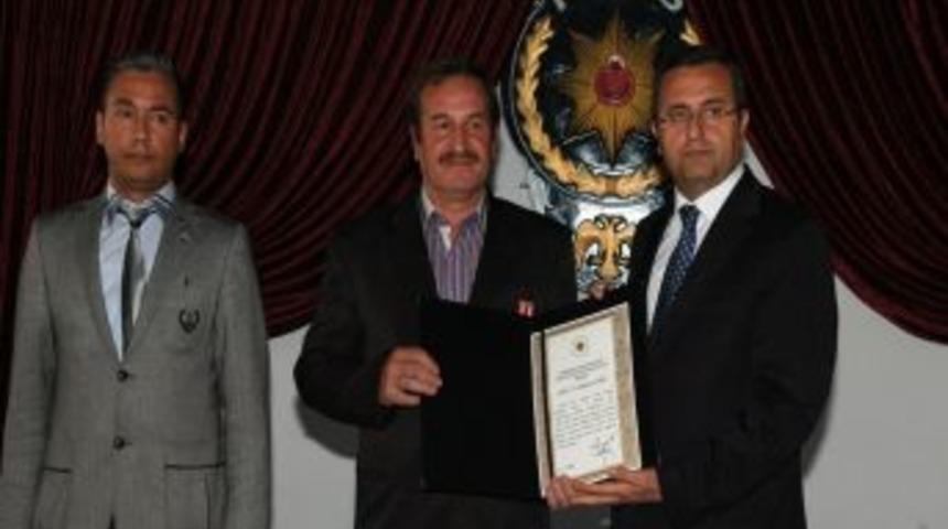 Şehit babası ve gaziye &ldquo;Devlet &Ouml;v&uuml;n&ccedil; Madalyası&rdquo; verildi