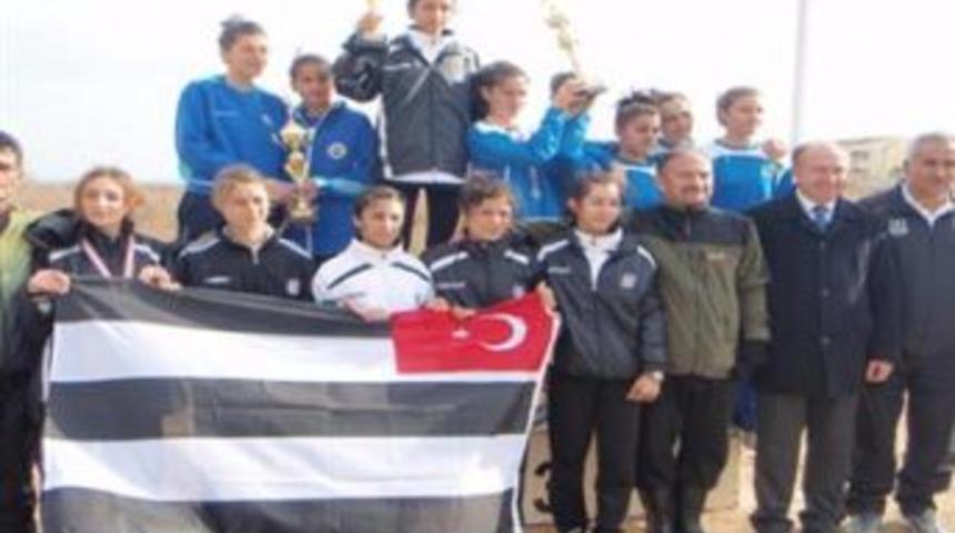 Kızlarımız başarıya doymuyor