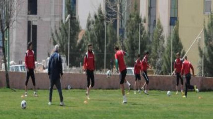 Vali G&uuml;ven&ccedil;'ten Şanlıurfaspor'a Moral Ziyareti