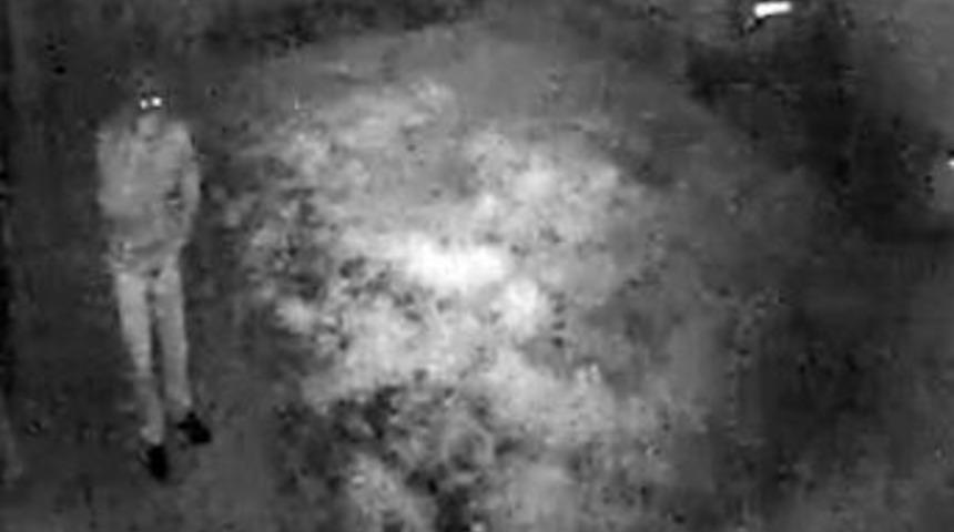 Markete girmeye &ccedil;alışan hırsız, g&uuml;venlik kamerasına yakalandı