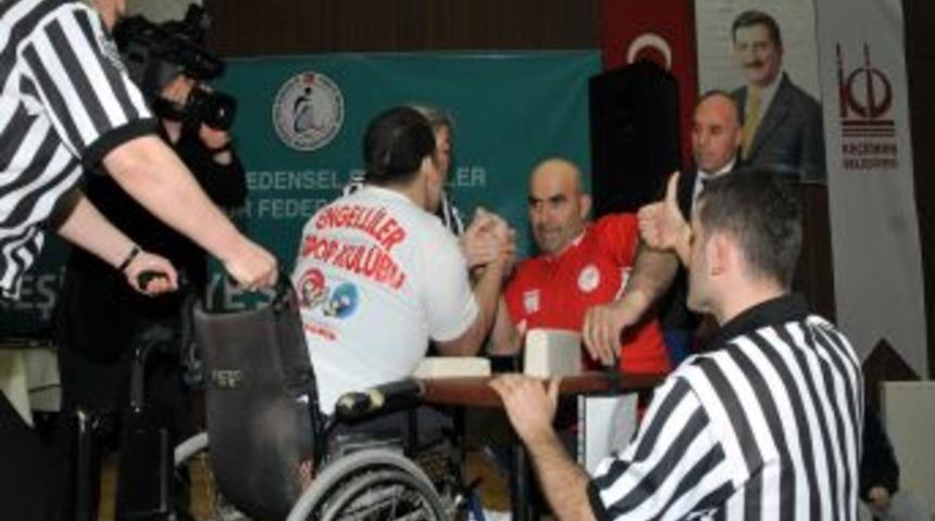 Engelliler bileklerini yarıştırdı