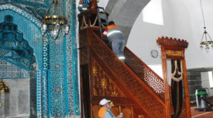 Camiler ve abdest alma yerleri her g&uuml;n temizleniyor