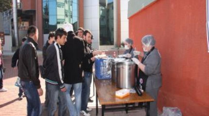 MAK&Uuml;, &ouml;ğrencilere &Ccedil;anakkale Savaşı'nda askerlerin i&ccedil;tiği &ccedil;orbadan ikram etti