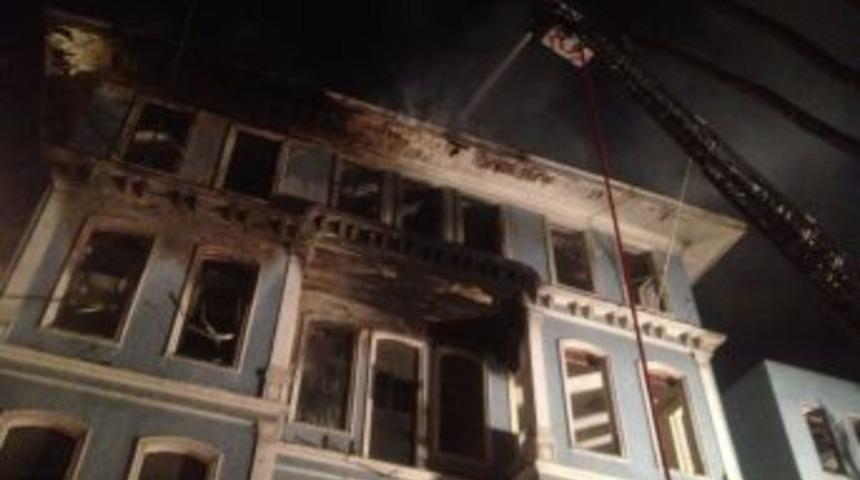 Eski Emin&ouml;n&uuml; Belediye binası yandı