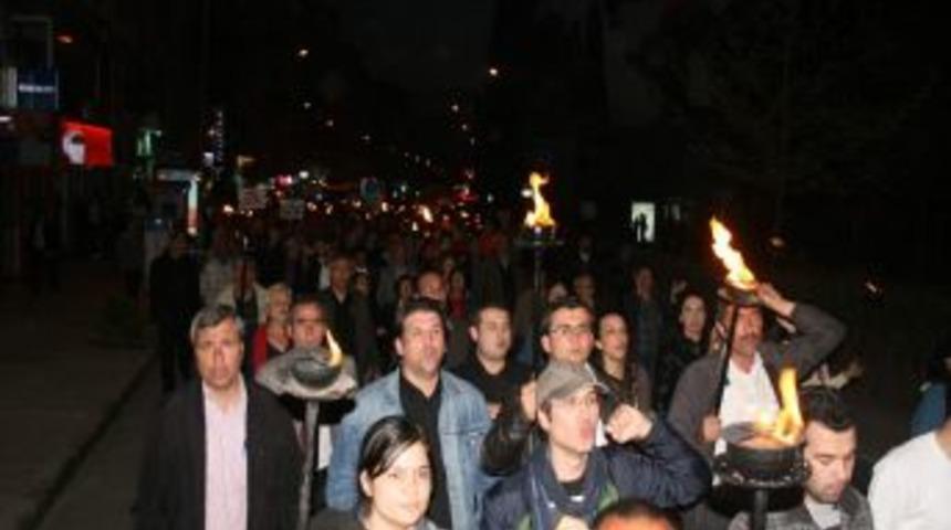 CHP'liler, İzmir B&uuml;y&uuml;kşehir'e y&ouml;nelik davayı meşaleli y&uuml;r&uuml;y&uuml;şle protesto etti