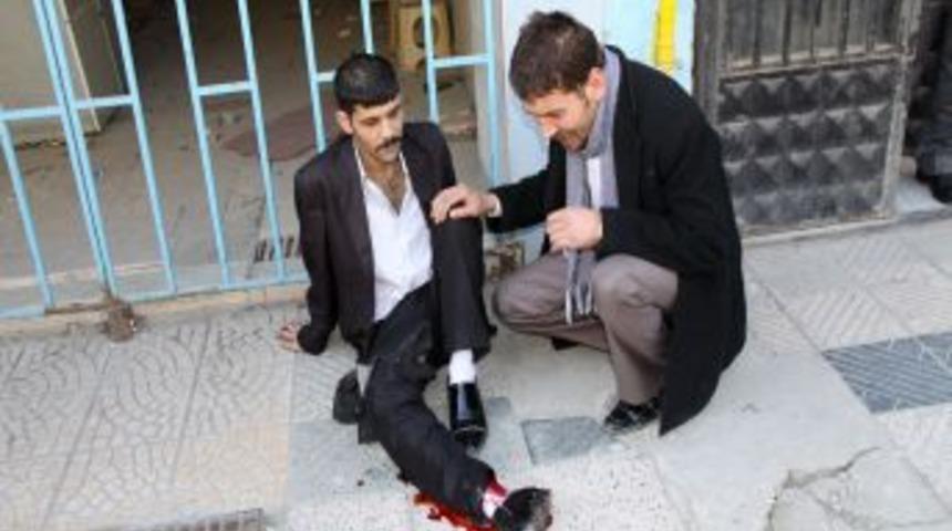 Adliye &ouml;n&uuml;nde &ccedil;ıkan kavgada bir kişi silahla yaralandı