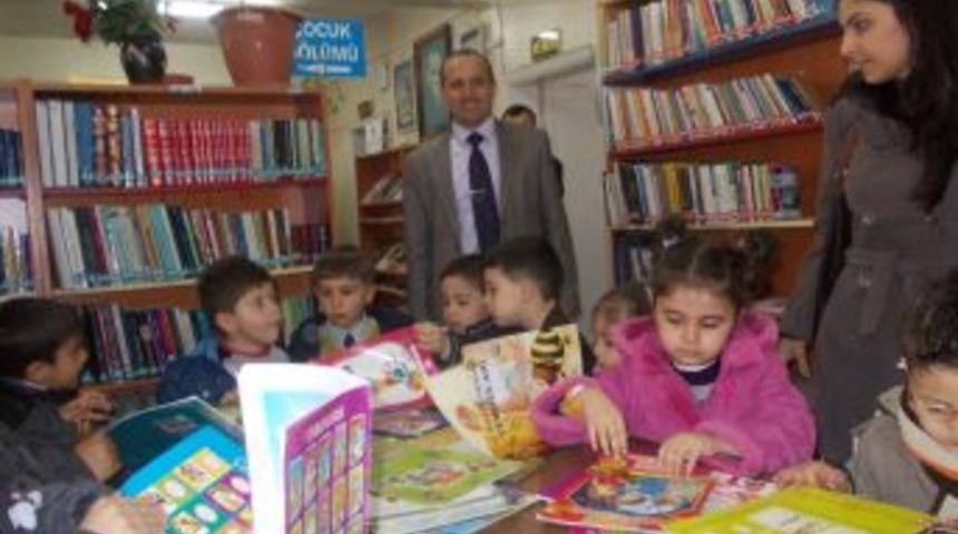 Anaokulu &ouml;ğrencileri k&uuml;t&uuml;phaneyle tanıştı