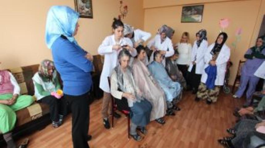 Kuaf&ouml;r adayı kursiyerler, kimsesiz yaşlıların sa&ccedil; bakımını yaptı