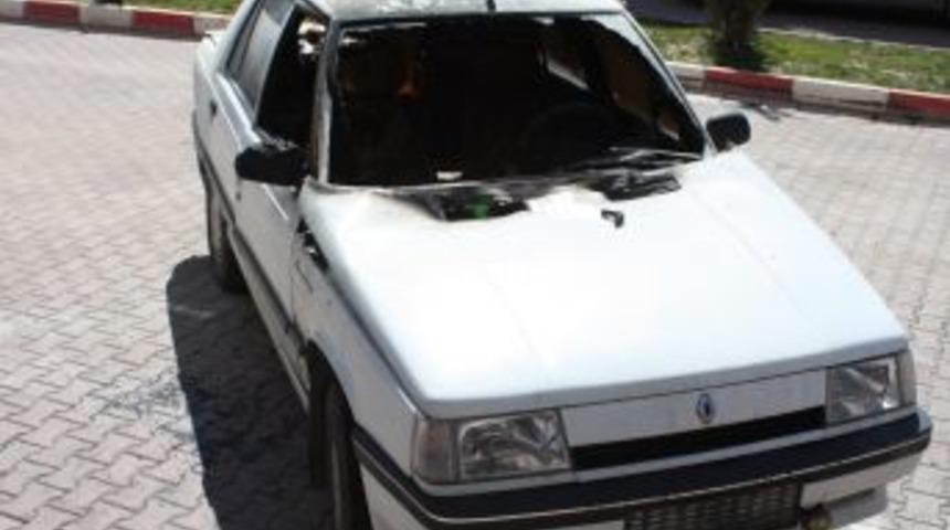 Otomobilin kundaklanması g&uuml;venlik kamerasında