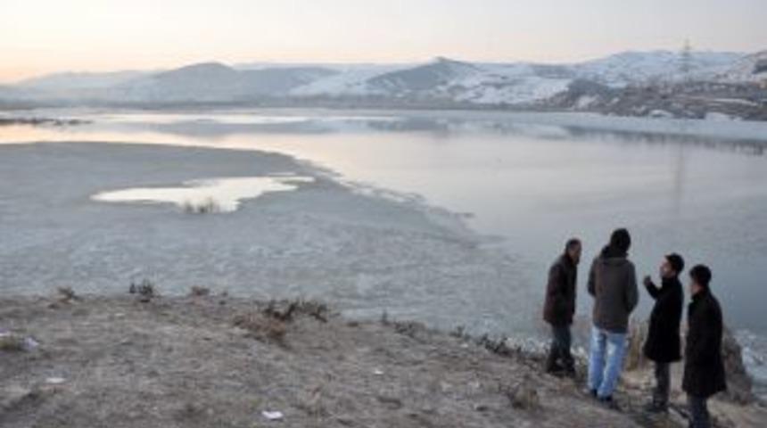 Baraj g&ouml;letinde kaybolan 5 kişiyi arama &ccedil;alışmaları yeniden başladı
