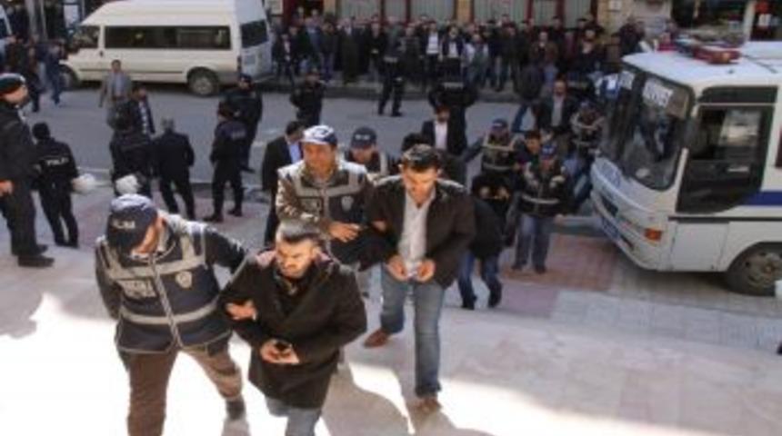 Silahlı su&ccedil; &ouml;rg&uuml;t&uuml; iddiasıyla g&ouml;zaltına alınan 15 kişi adliyeye sevk edildi
