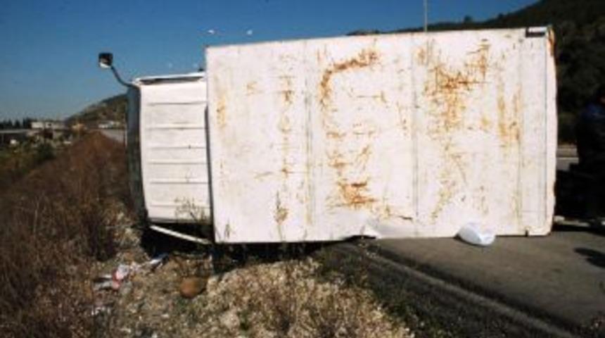 Ev eşyası taşıyan kamyonet takla attı: 6 yaralı