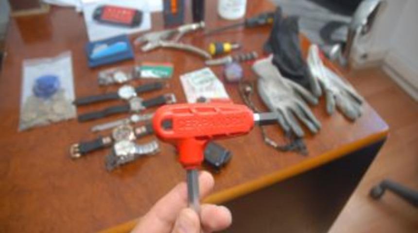 Kapı g&ouml;beklerini patlatarak evleri soyan hırsızlar yakalandı