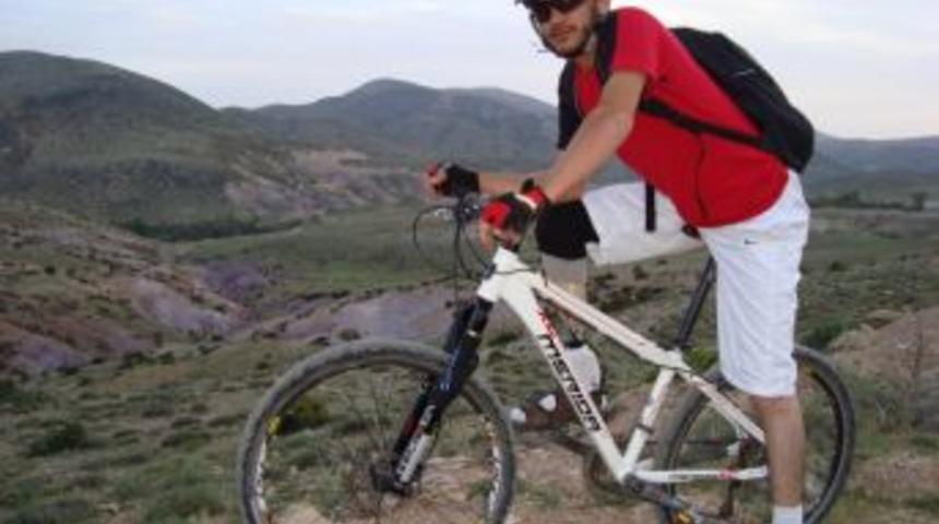 Mayınla ayağı kopan Afgan gen&ccedil;, azmi sayesinde y&uuml;ksek lisansa devam ediyor