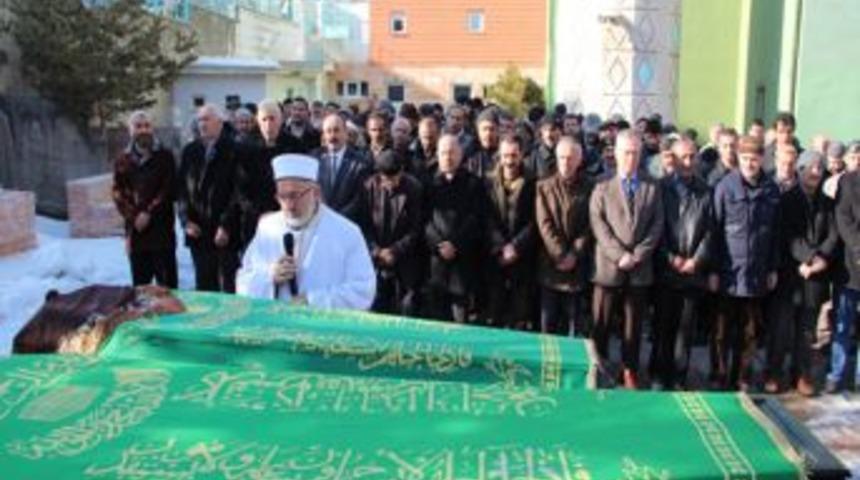 Sobadan zehirlenen Erdoğdu &ccedil;ifti son yolculuğuna uğurlandı