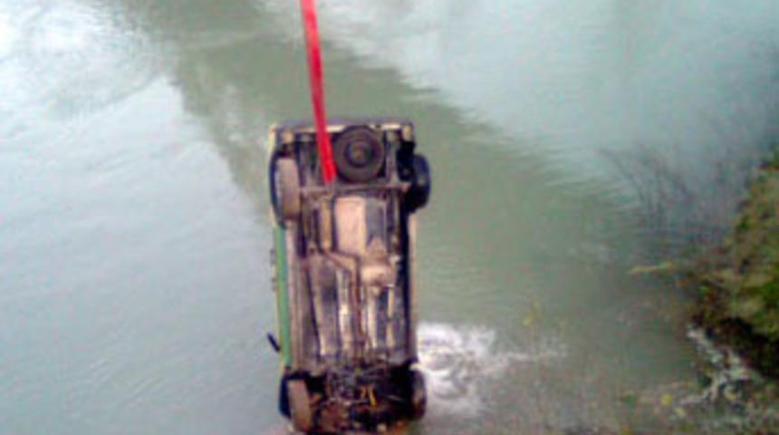 Dereye d&uuml;şen otomobilin s&uuml;r&uuml;c&uuml;s&uuml; boğuldu