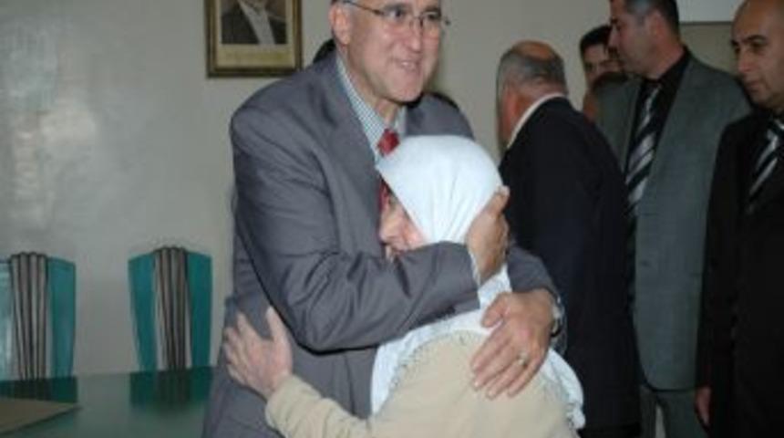 Başkan G&uuml;zelbey: Yaşlılar d&uuml;n ile bug&uuml;n arasında k&ouml;pr&uuml;d&uuml;r