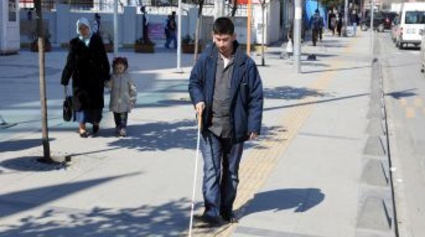 Kaldırımlar engelliler i&ccedil;in d&uuml;zenleniyor