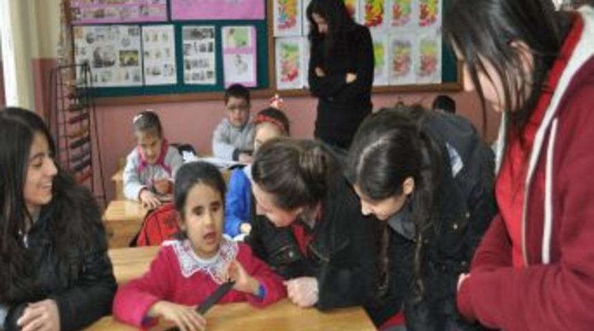 Ufuklu &ouml;ğrenciler g&ouml;rme engelli kardeşlerini ziyaret etti