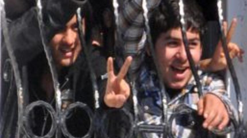 Edirne'de sınırı ge&ccedil;meye &ccedil;alışan 100 ka&ccedil;ak yakalandı