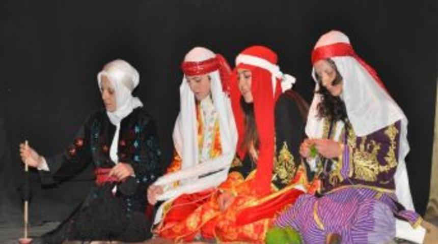 Siirt'te '&Ccedil;anakkale Ge&ccedil;ilmez' tiyatro oyunu yoğun ilgi g&ouml;rd&uuml;