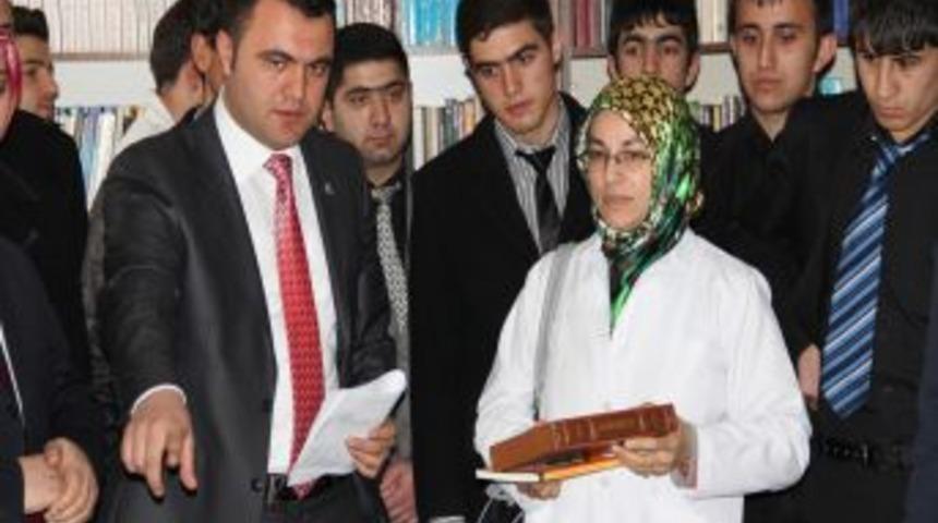 AK Partili gen&ccedil;lerden Abdulsamed Bal Anadolu İmam Hatip Lisesi'ne kitap bağışı