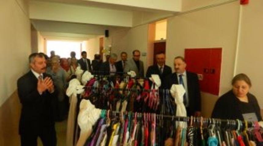 İhtiya&ccedil; sahibi aileleri belirleyip okulda giyim mağazası a&ccedil;tılar