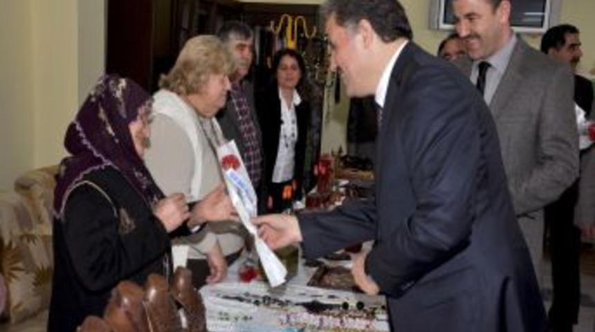 Malatya Belediye Başkanı &Ccedil;akır, yaşlılara karanfil dağıttı