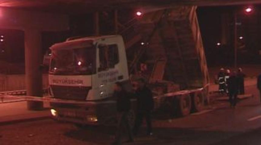 Kamyonun damperi k&ouml;pr&uuml;ye takıldı, şof&ouml;r yaralandı