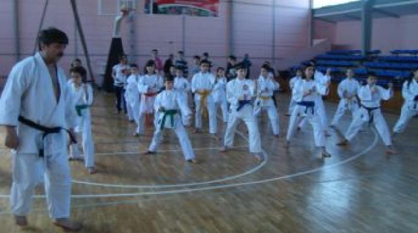 Karete kursuna kızlardan b&uuml;y&uuml;k ilgi