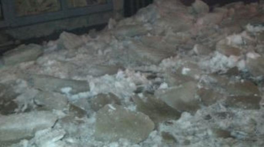 &Ccedil;atıdan d&uuml;şen kar k&uuml;tlesinin altında kalarak hayatını kaybetti