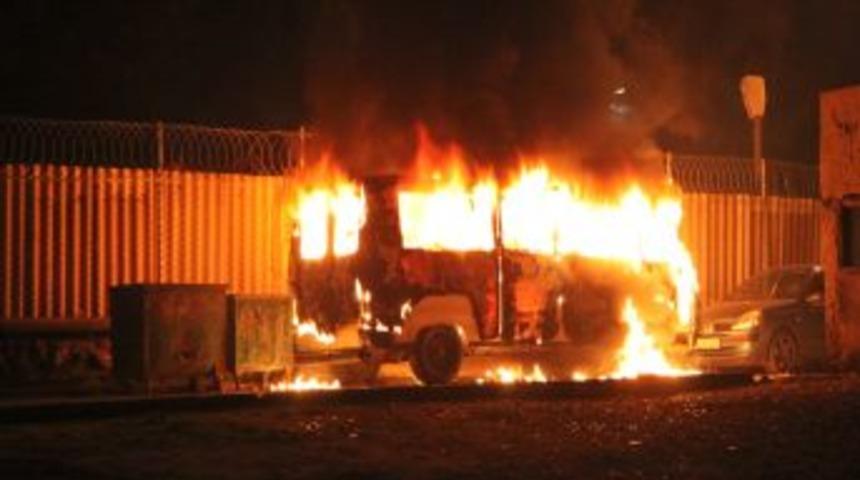 Park halindeki minib&uuml;s yandı