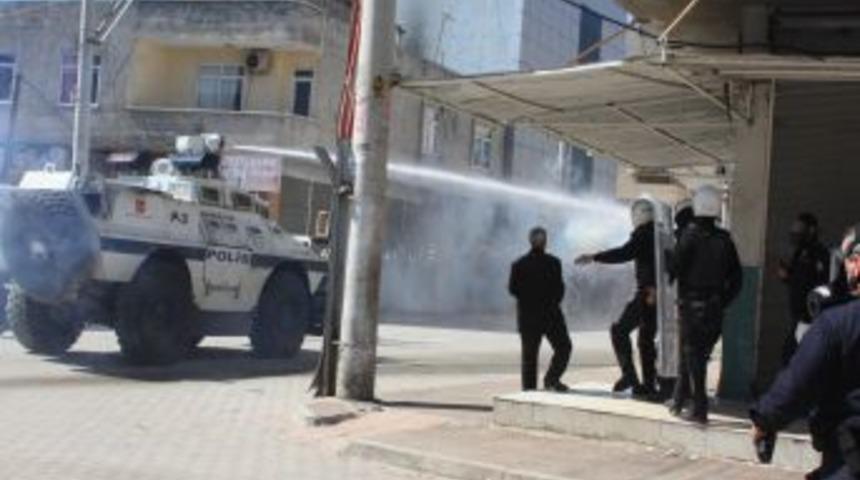 Mersin&rsquo;de polis korsan nevruza izin vermedi
