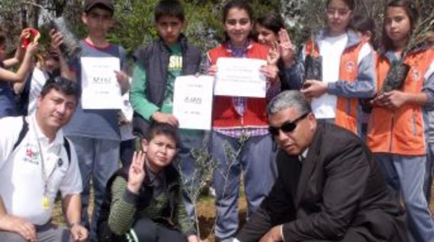 İzci &ouml;ğrenciler, diktikleri zeytin fidanlarına 'barış' ve 'sevgi' ismini verdi