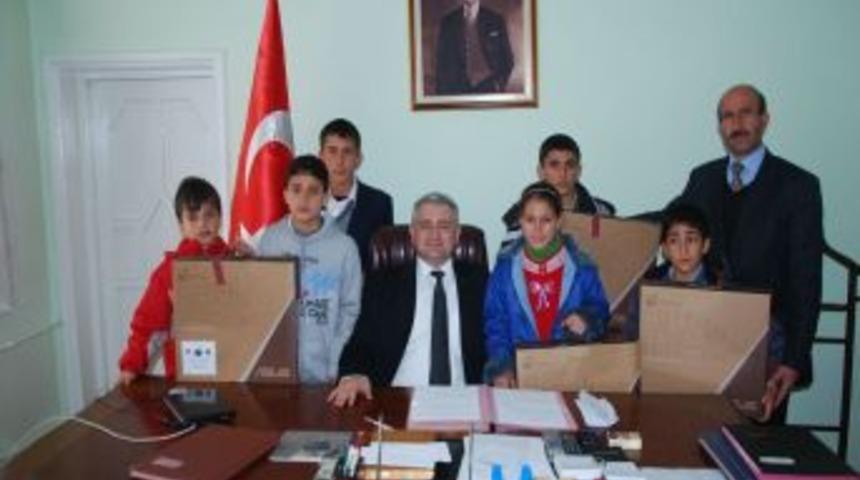 Satran&ccedil; Turnuvasında Başarılı Olan &Ouml;ğrencilere Diz&uuml;st&uuml; Bilgisayar