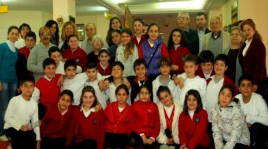 Kolejli &ouml;ğrenciler huzurevini ziyaret etti