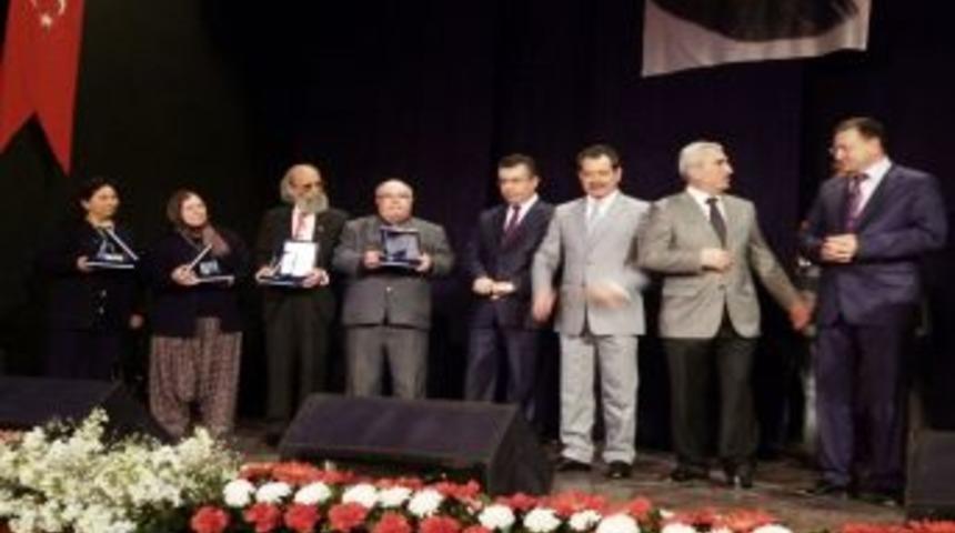 Sıra dışı okur &ouml;d&uuml;l&uuml; Ercan Kont'a verildi