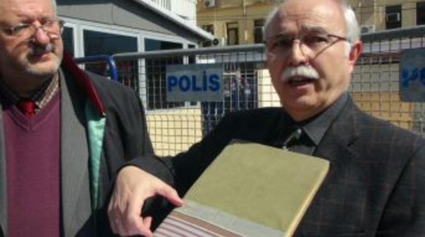 H&uuml;crede g&ouml;z&uuml;ne bağlanan bezle darbe davasına m&uuml;dahil olmak istedi