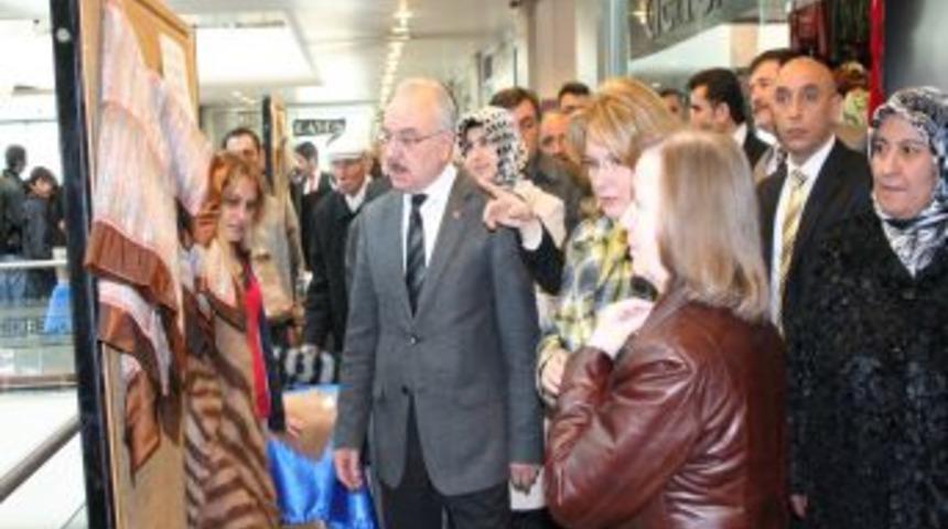 Yaşlılar el emeklerini sergiledi