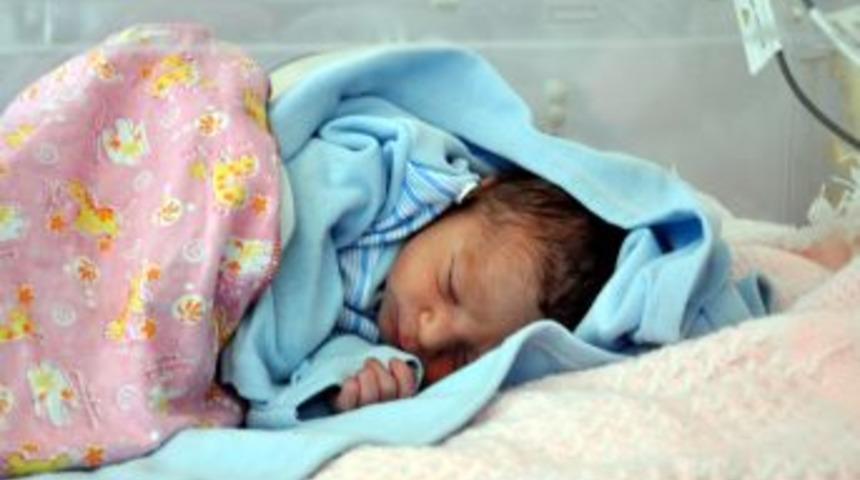 Yeni doğan bir bebek sokağa atıldı